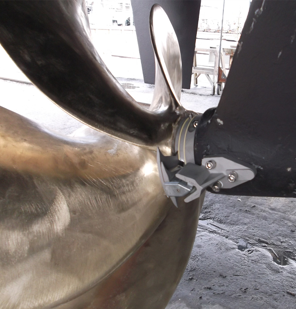 Cutters mounted on the shaft and on the propeller hub